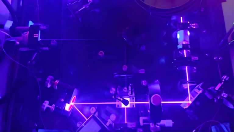 Programmable photonic quantum computing using qubits encoded in different degrees of freedom of a photon